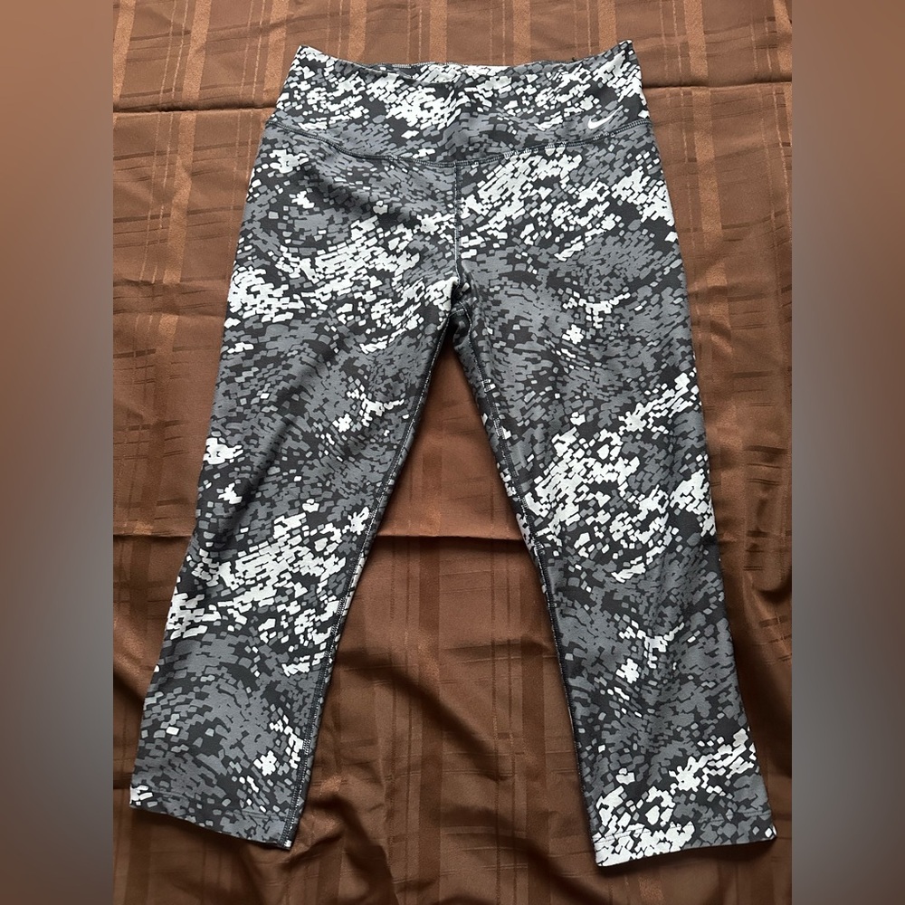 Nike Gray and White Patterned Leggings. Size Medium